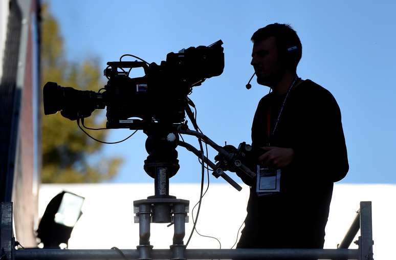 Operador de c&acirc;mera de TV durante jogo da Premier League entre Bournemouth e Southampton
20/10/2018 
Action Images via Reuters/Adam Holt