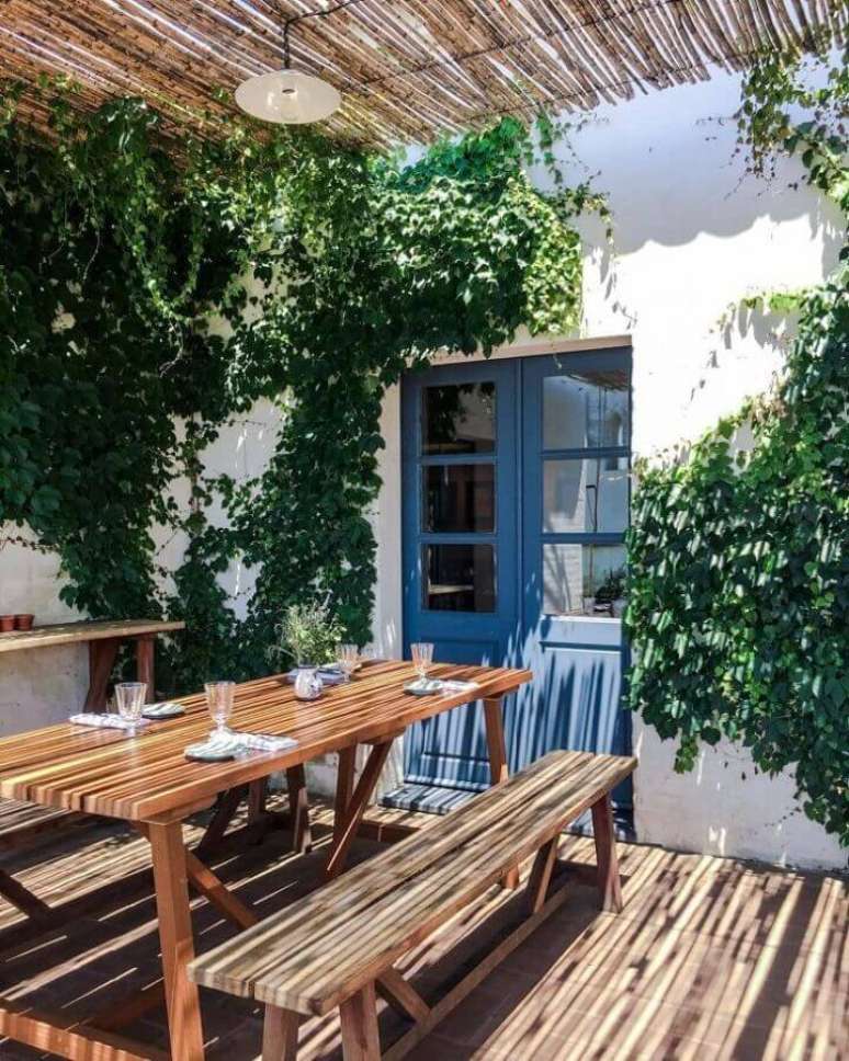 67. Decoração de varanda simples com porta francesa azul – Foto: Pinterest