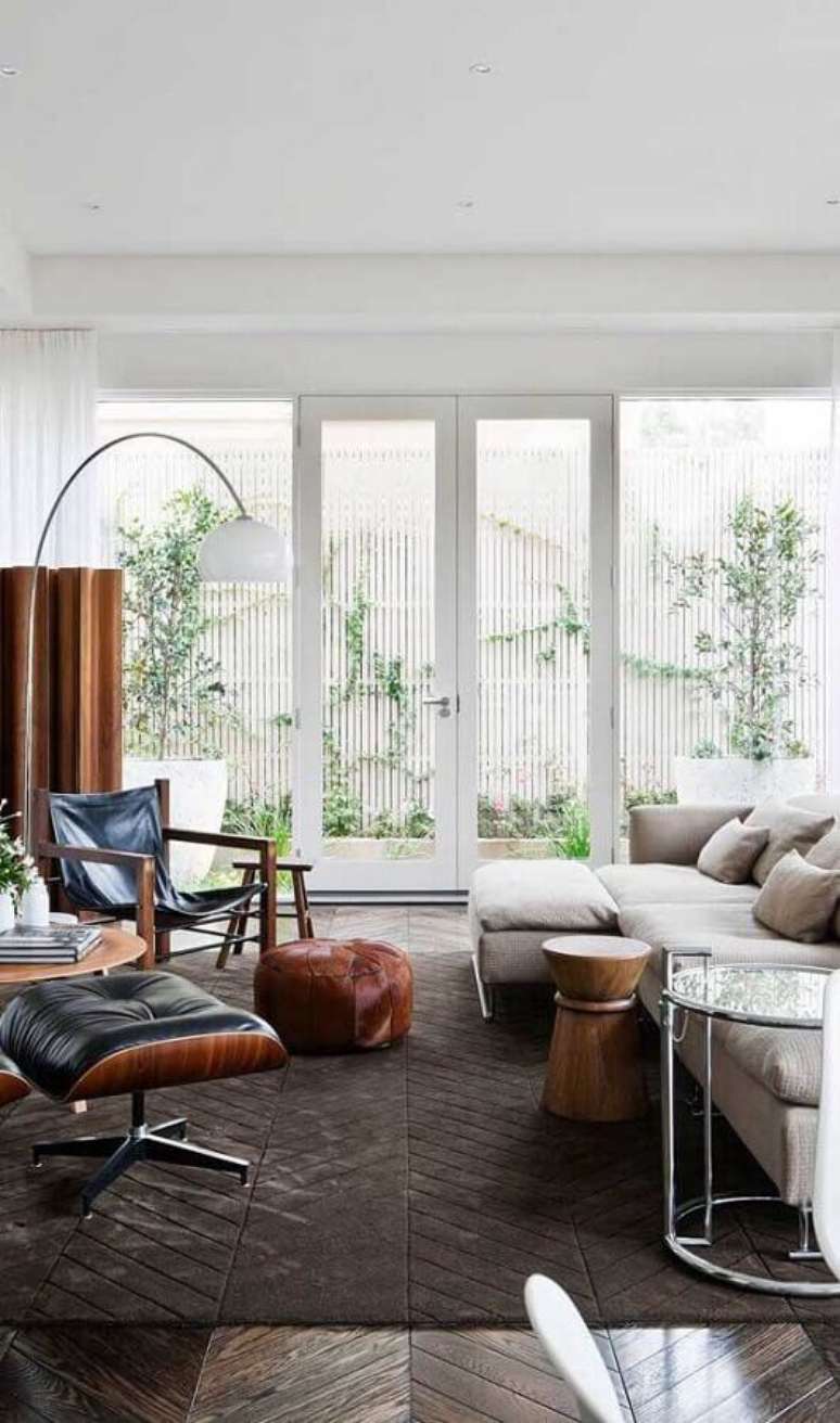 13. Sala de estar decorada com porta francesa branca &ndash; Foto: Pinterest