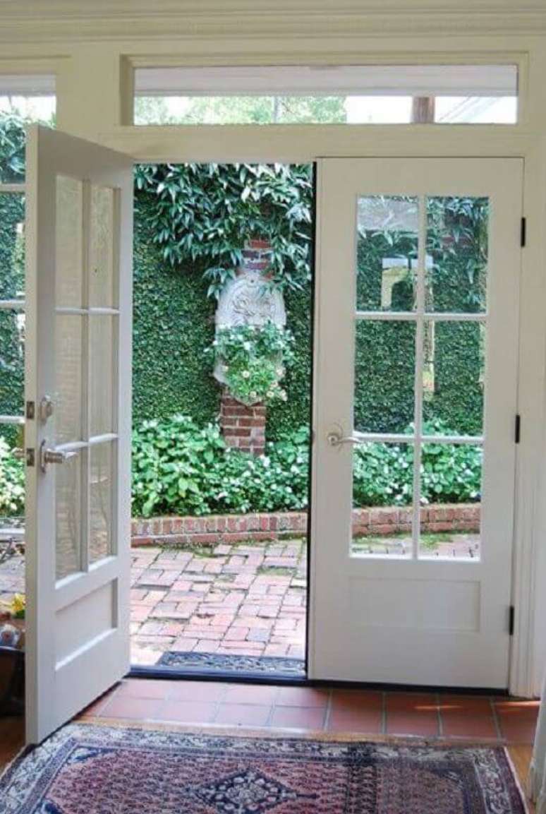 2. Casa com porta francesa externa com abertura para jardim – Foto: Casa & Festa Decoração