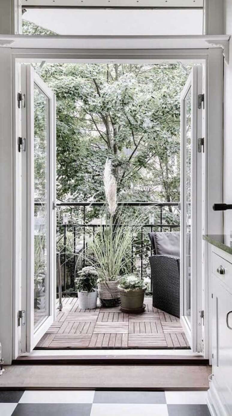 65. Varanda decorada com porta francesa de vidro e estrutura branca – Foto: Architecture Art Designs