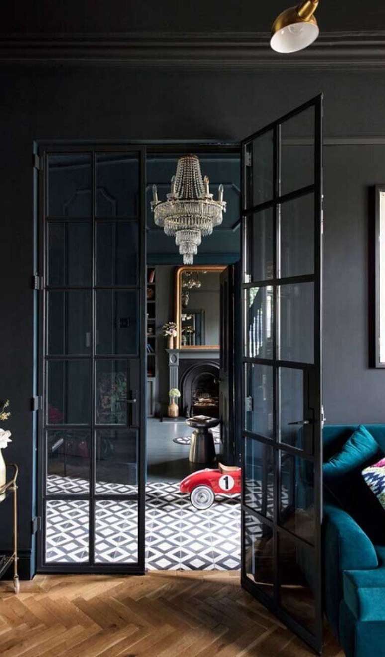 60. Sala preta decorada com porta francesa de alumínio – Foto: Architecture Art Designs