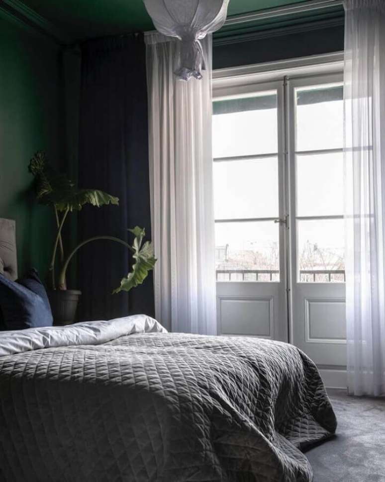 53. Porta francesa branca para quarto decorado com parede verde escura – Foto: Scandinavian Homes