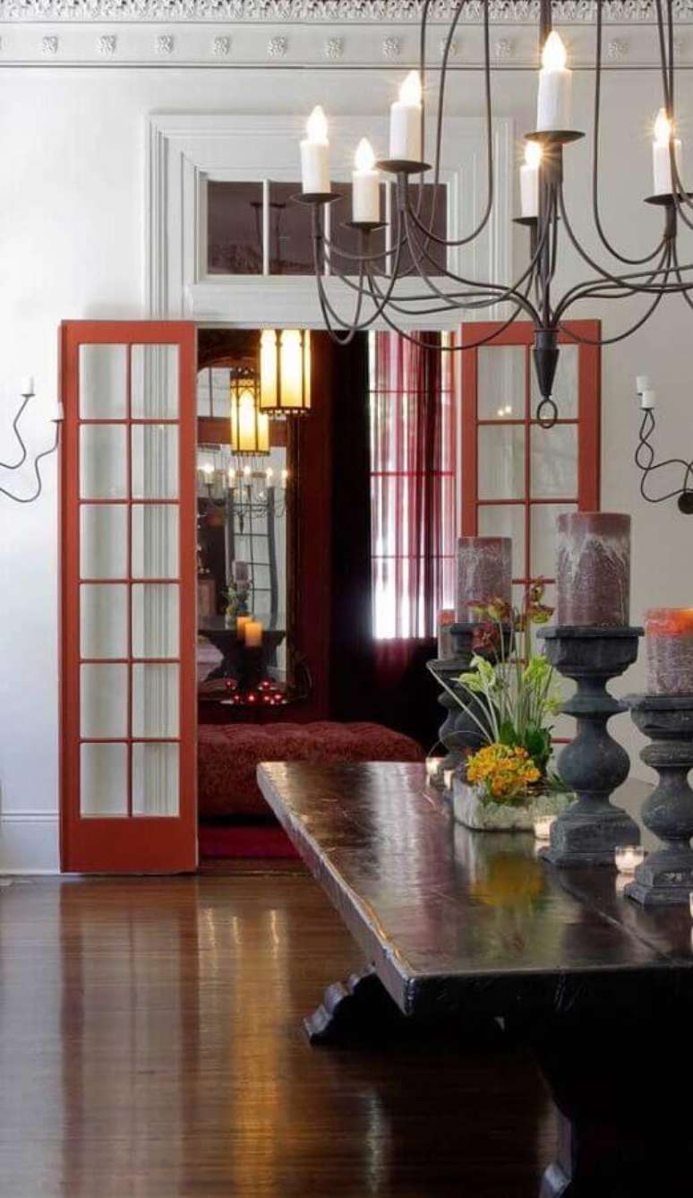 32. Decoração simples para casa com porta francesa vermelha – Foto: Pinterest