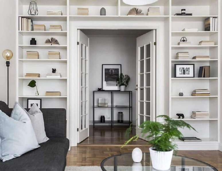 58. Sala de estar planejada decorada com porta francesa branca – Foto: Scandinavian Homes