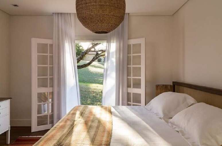 52. Quarto de casal decorado com porta francesa branca para varanda &ndash; Foto: Sala 2 Arquitetura e Design