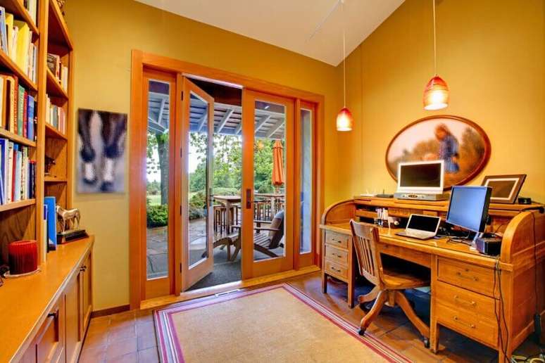 36. Home office decorado com porta francesa de madeira com saída para varanda – Foto: Webcomunica