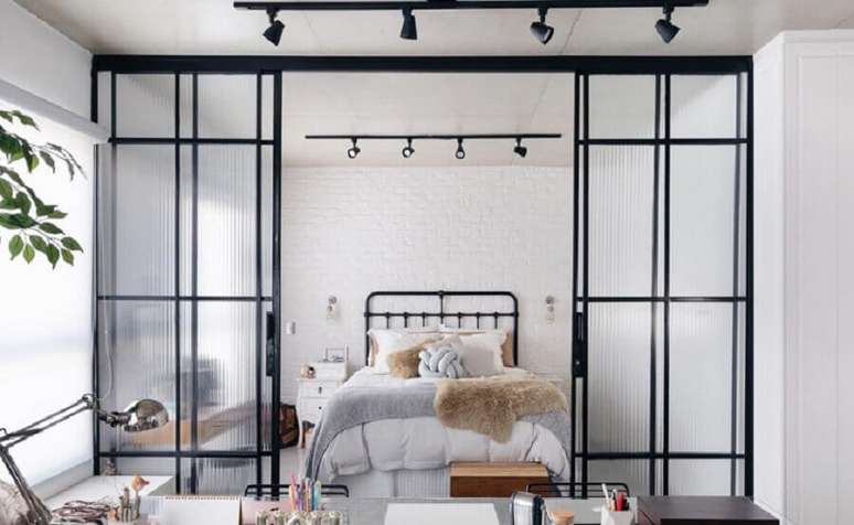 30. Decora&ccedil;&atilde;o moderna com porta francesa de correr para quarto de casal &ndash; Foto: Apartamento 203