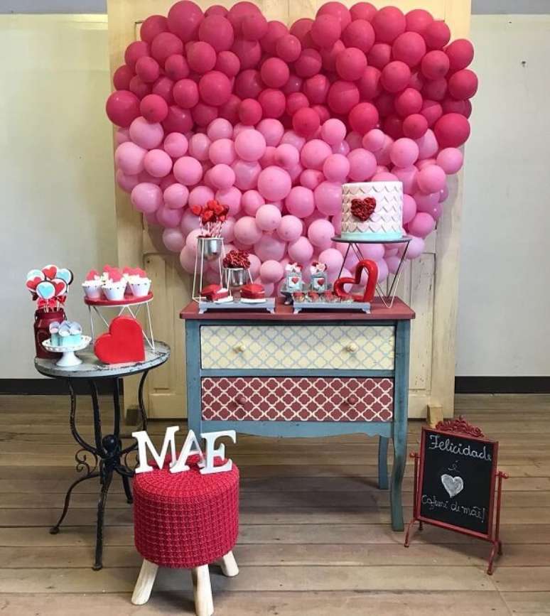 5- A decora&ccedil;&atilde;o dia das m&atilde;es foi feita com bal&otilde;es em degrad&ecirc; em forma de cora&ccedil;&atilde;o. Fonte: Pinterest