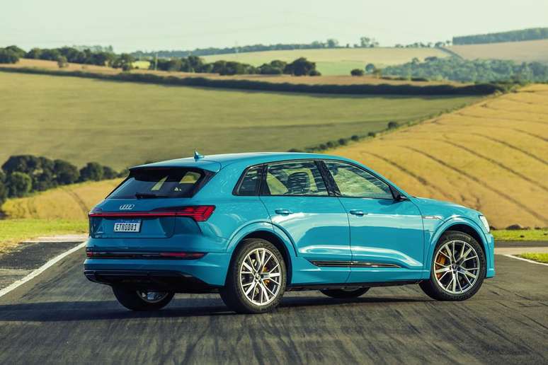 O Audi E-tron estreia em duas versões: a topo de linha custa meio milhão de reais.