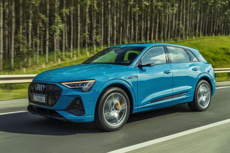 O novíssimo Audi E-tron é capaz de rodar 436 km com uma carga de bateria.