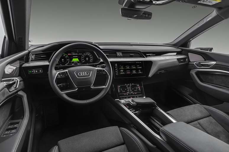 O cockpit tem foco na digitalização e traz as melhores tecnologias da Audi.