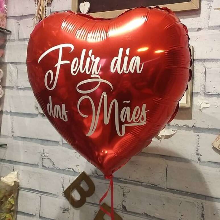 70- Os bal&otilde;es em formato de cora&ccedil;&atilde;o encantam os convidados na decora&ccedil;&atilde;o do dia das m&atilde;e. Fonte: Petit Mix
