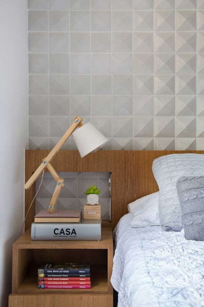 53. Revestimento 3d para quarto moderno com cabeceira de madeira – via: Casa de Valentina