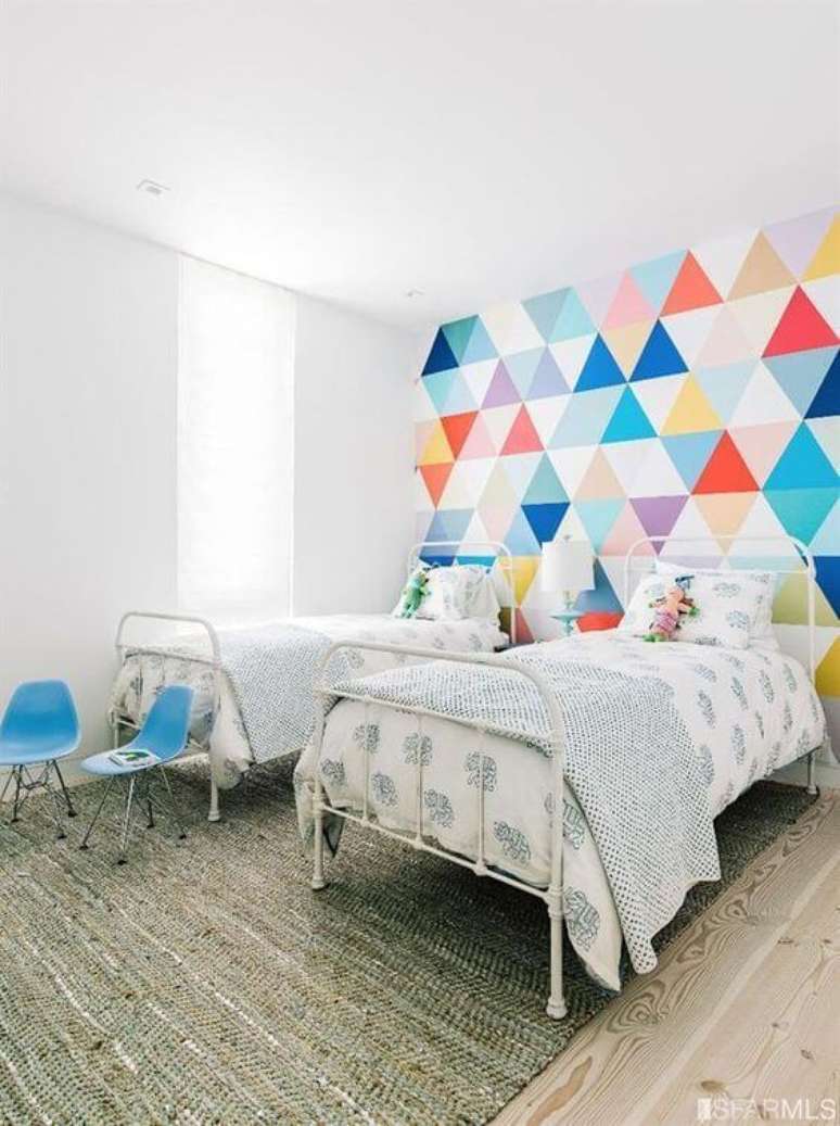 5. Revestimento para quarto infantil com papel de parede colorido – Via: Pinterest