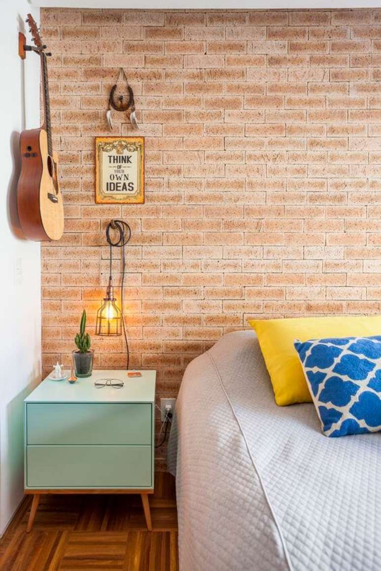 6. Revestimento para quarto de solteiro com papel de parede de tijolinho – Via: Pinterest