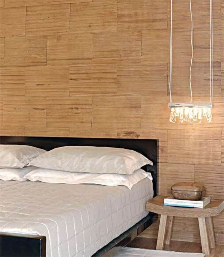 23. Revestimento para quarto de casal de madeira com lustre moderno ao lado – Via: Pinterest