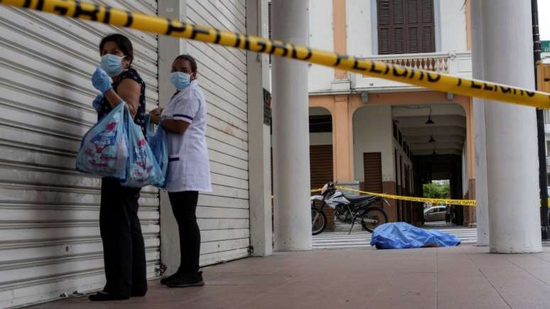 Com sistema funerário em colapso, muitos cadáveres acabaram ficando nas ruas de Guayaquil