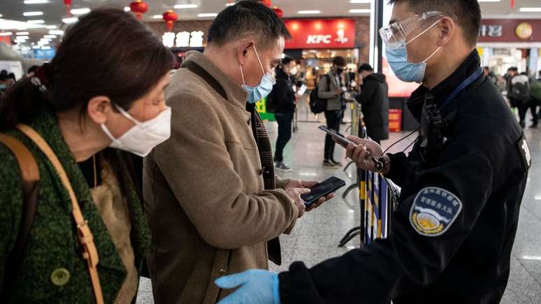 A China criou um aplicativo que estabelece se pessoa pode caminhar livremente, deve se isolar por 7 dias ou ficar em quarentena durante duas semanas