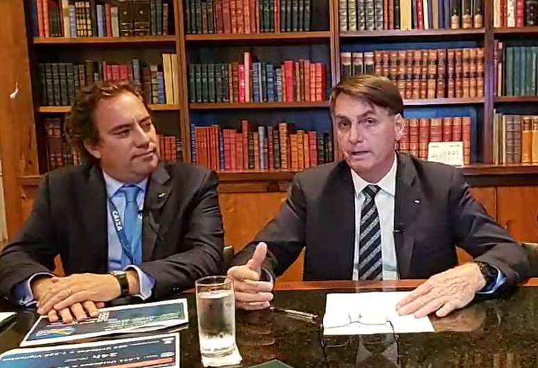 Presidente Jair Bolsonaro durante transmissão ao vivo em sua página do Facebook