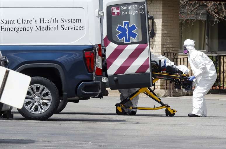 Paciente é colocado em ambulância em Andover, New Jersey
16/04/2020
REUTERS/Stefan Jeremiah