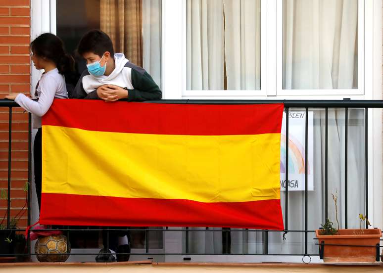 Crianças em varanda em Ronda, na Espanha
22/04/2020 REUTERS/Jon Nazca 