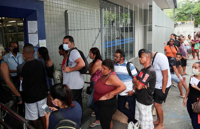 Fila para receber aux&iacute;lio emergencial no Rio de Janeiro 15/4/2020 REUTERS/Ricardo Moraes