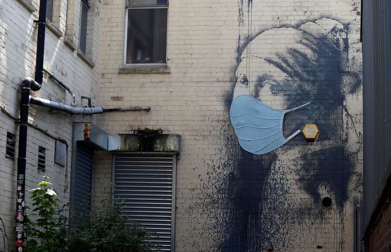 Obra de Banksy em pr&eacute;dio de Bristol, na Inglaterra
23/04/2020
REUTERS/Rebecca Naden