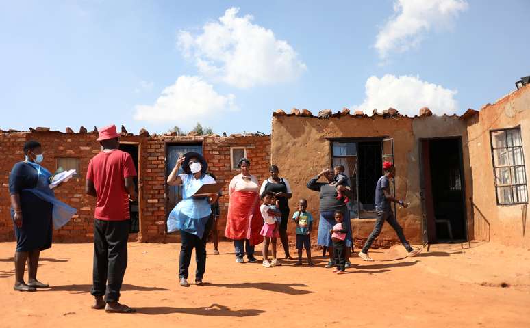 Agentes de saúde conversam com moradores durante testagem de Covid-19 em Lenasia, na África do Sul
21/04/2020
REUTERS/Siphiwe Sibeko