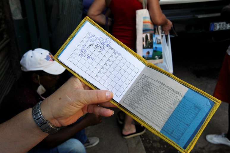 Mulher mostra sua "libreta" em mercado de Havana
22/04/2020
REUTERS/Stringer