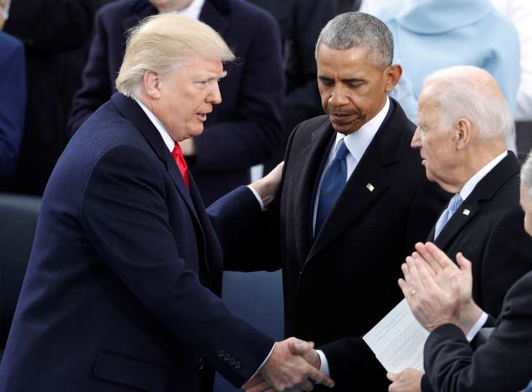 Presidente Donald Trump cumprimento ex-vice-presidente Joe Biden e o ex-presidente Barack Obama. 20/1/2017.   REUTERS/Lucy Nicholson