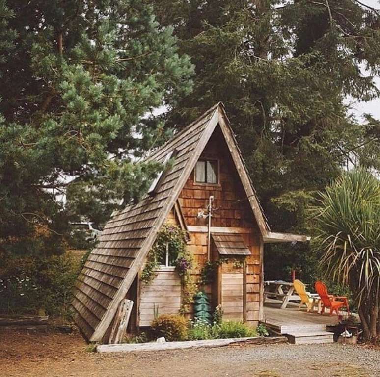 5. As cadeiras coloridas alegram a decora&ccedil;&atilde;o do chal&eacute;. Fonte: Revista Viva Decora