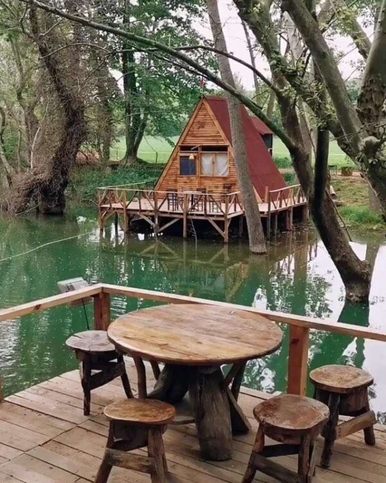 22. O chalé de madeira foi construído em cima do lago. Fonte: Revista Viva Decora