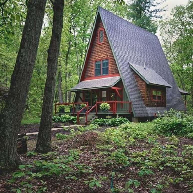 18. O guarda corpo vermelho trouxe um toque de cor para o chal&eacute; de madeira. Fonte: Revista Viva Decora