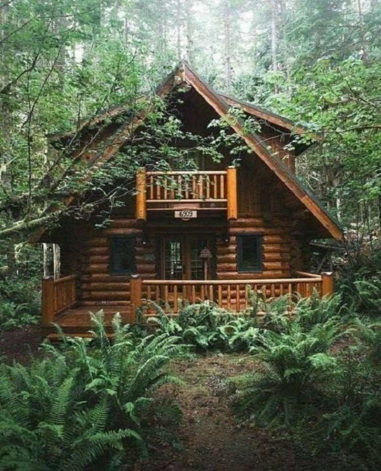 14. Os moradores do chal&eacute; de madeira com janela podem admirar as samambaias do jardim. Fonte: Viva Decora