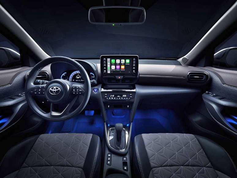 O interior do Yaris Cross &eacute; convencional, com destaque para a tela multim&iacute;dia flutuante.