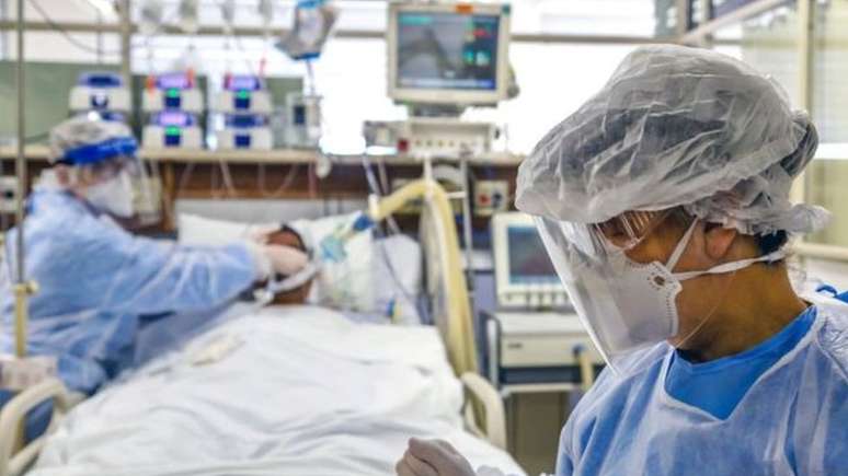 Profissionais relatam casos de pessoas com pneumonia grave, mas que sentiam apenas falta de ar que aparentava ser leve