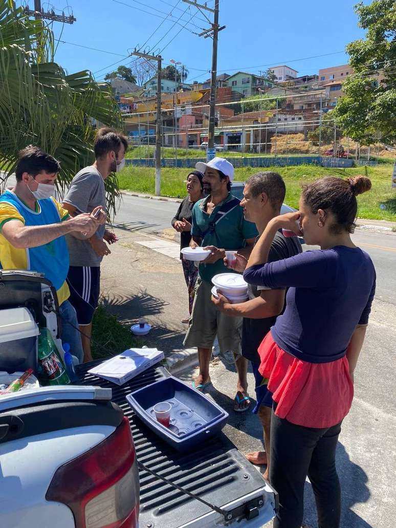 Marmitas preparadas e distribu&iacute;das pelos comerciantes do shopping de Cotia