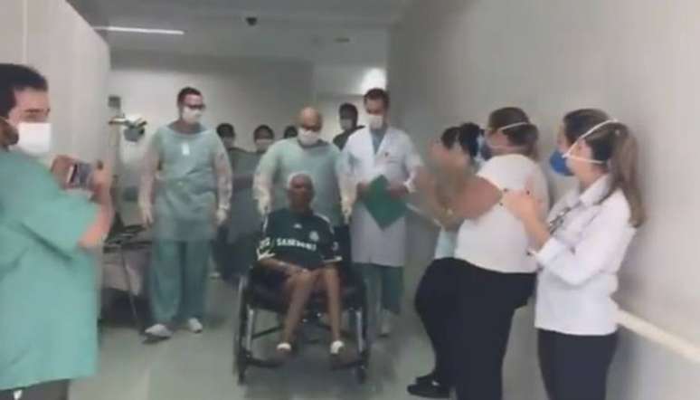 Torcedor deixa hospital com a camisa do Palmeiras