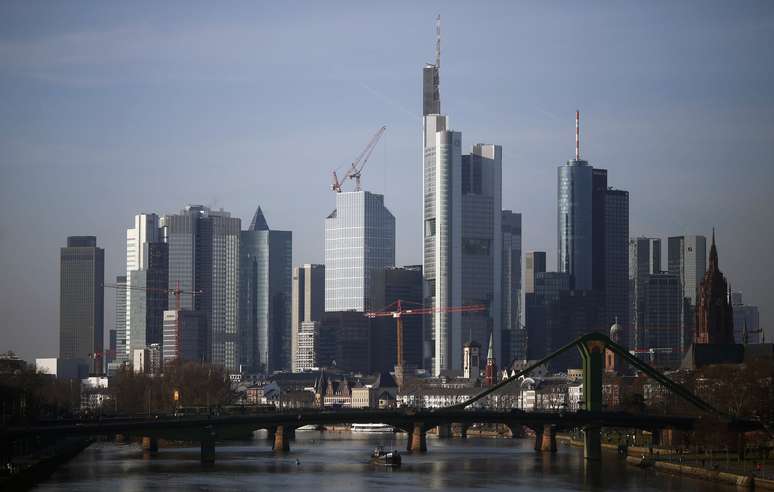 Vista do distrito financeiro e empresarial de Frankfurt, na Alemanha
03/12/2013
REUTERS/Kai Pfaffenbach