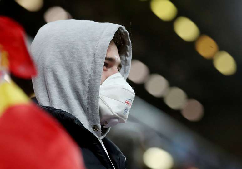 Torcedor com másara de proteção em partida entre Liverpool e Atlético de Madri
11/03/2020
Action Images via Reuters/Carl Recine/