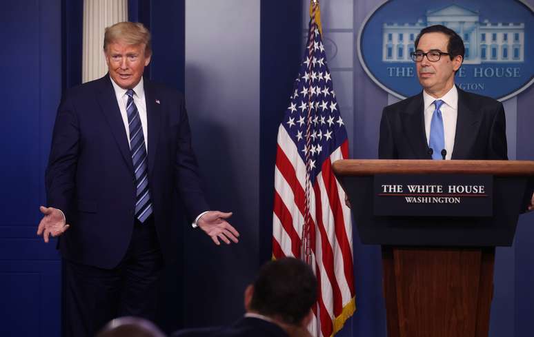 Presidente dos EUA, Donald Trump, e o secret&aacute;rio do Tesouro Steven Mnuchin durante briefing di&aacute;rio da for&ccedil;a-tarefa sobre coronav&iacute;rus na Casa Branca em Washington, EUA
21/04/2020
REUTERS/Jonathan Ernst