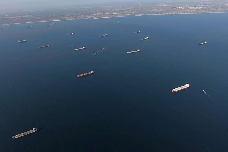 Alguns dos quase 30 navios-tanque ancorados com petr&oacute;leo na costa de Long Beach, Calif&oacute;rnia (EUA) 
23/04/2020
U.S. Coast Guard/Petty Officer Third Class Aidan Cooney/Handout via REUTERS