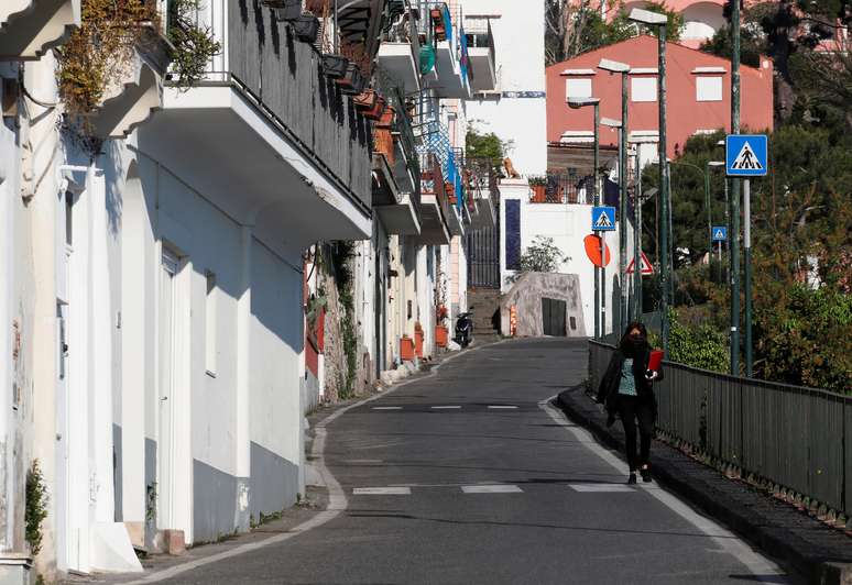 Mulher com máscara de proteção em Capri, na Itália
24/04/2020
REUTERS/Ciro De Luca