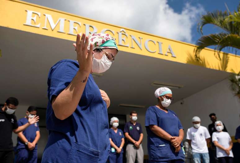Profissionais de saúde rezam em frente a hospital em lhabela, lotoral de São Paulo
24/04/2020 REUTERS/Roosevelt Cassio