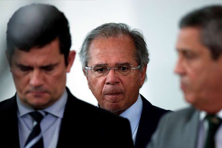 Ministro da Economia, Paulo Guedes, chega a coletiva de imprensa no Palácio do Planalto com o então ministro da Justiça Sergio Moro
31/03/2020
REUTERS/Ueslei Marcelino