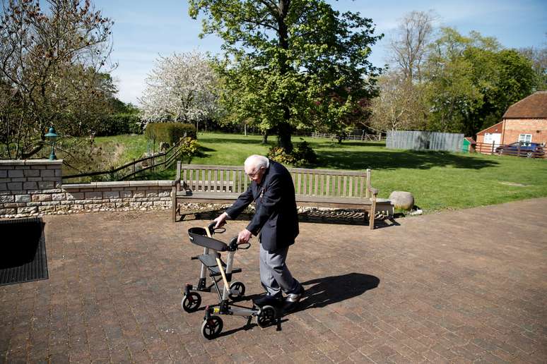 Capitão britânico Tom Moore, de 99 anos
15/04/2020 REUTERS/Peter Cziborra 