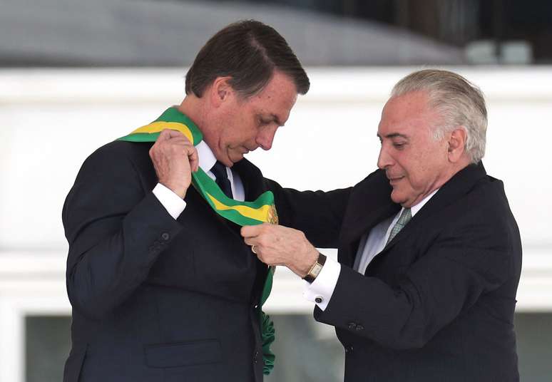 O Presidente eleito da Republica Federativa do Brasil, Jair Bolsonaro, recebendo do ex-presidente Michel Temer, a faixa presidencial no Parlatório do Palácio do Planalto, em Brasília (DF) durante a cerimônia de posse