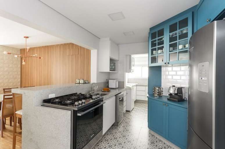 3. A bancada de granito cinza e fog&atilde;o de inox complementam a decora&ccedil;&atilde;o da cozinha. Projeto por Meraki Engenharia e Arquitetura