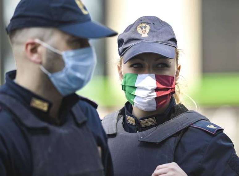 Policiais italianos em patrulha contra deslocamentos irregulares em Milão, um dos epicentros da crise sanitária